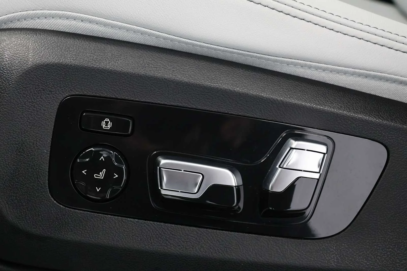 Certified Used 2026 Alpine White BMW sDrive40i image 5