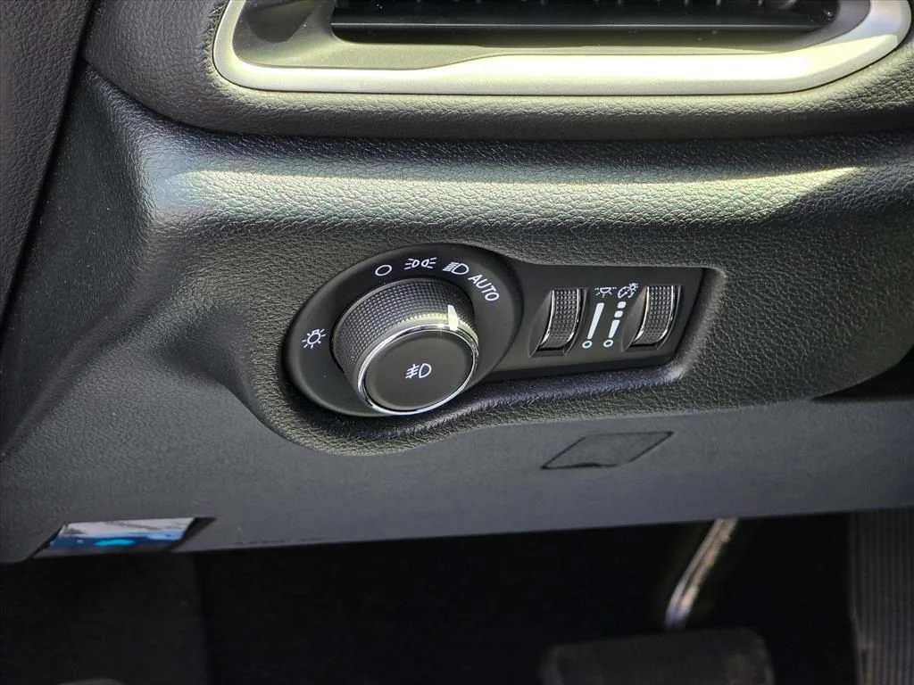 Used 2025 White Chrysler Select image 8