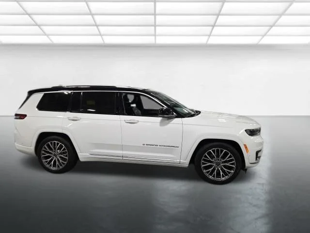 Used 2021 White Jeep Summit image 3