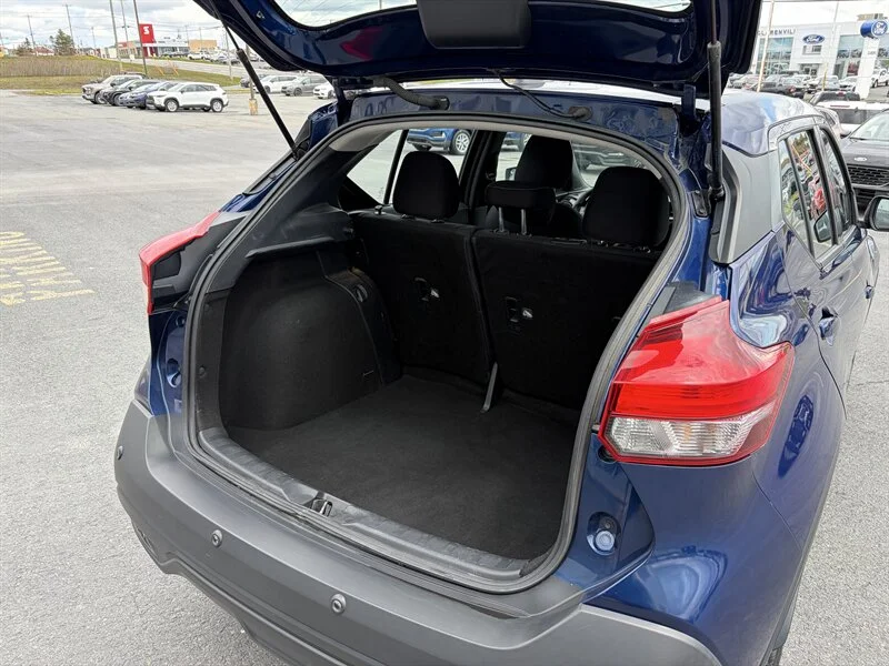 Used 2020 Blue Nissan SV image 14
