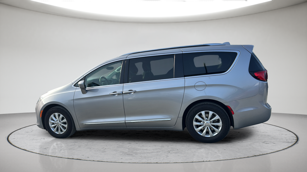 Used 2018 Silver Chrysler Touring L image 9