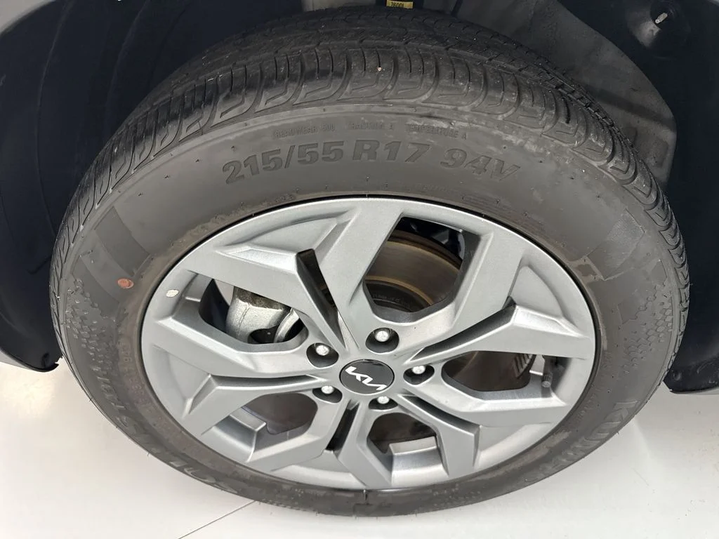 Used 2026 Snow White Pearl Kia LX image 29