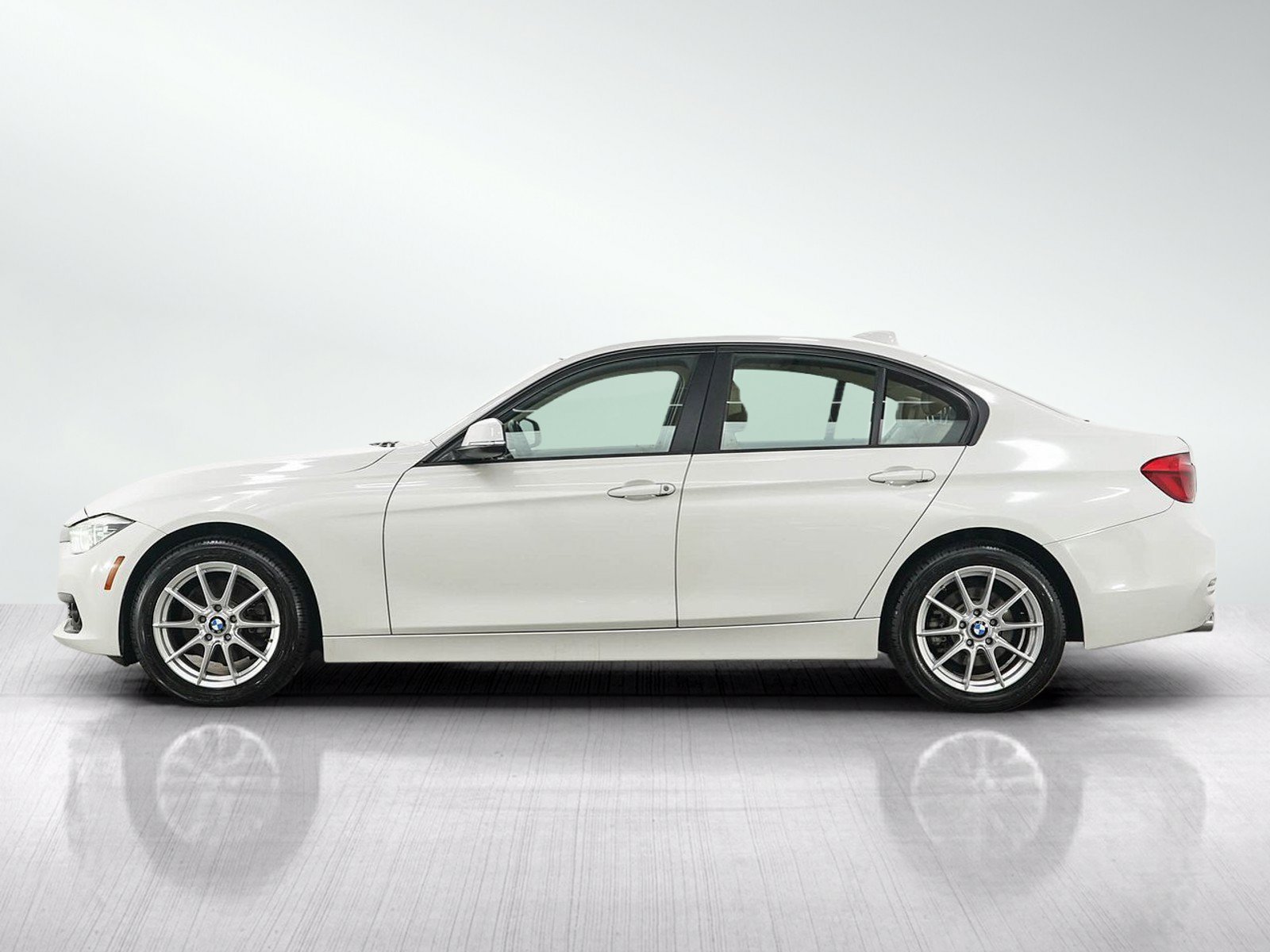 Used 2018 Alpine White BMW 320i xDrive image 2