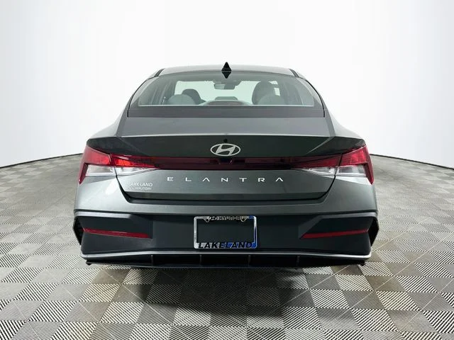 New 2026 Hyundai ELANTRA SE