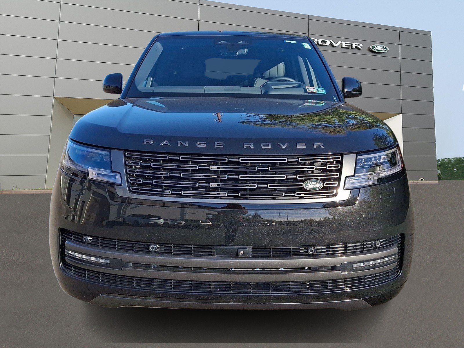 New 2027 Santorini Black Land Rover SE image 8