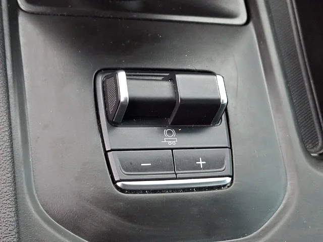 Used 2025 Silver GMC AT4 image 27