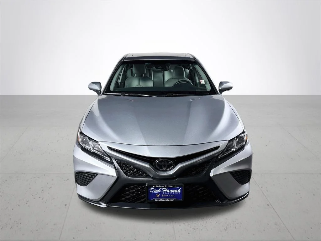 Used 2018 Silver Toyota SE image 3