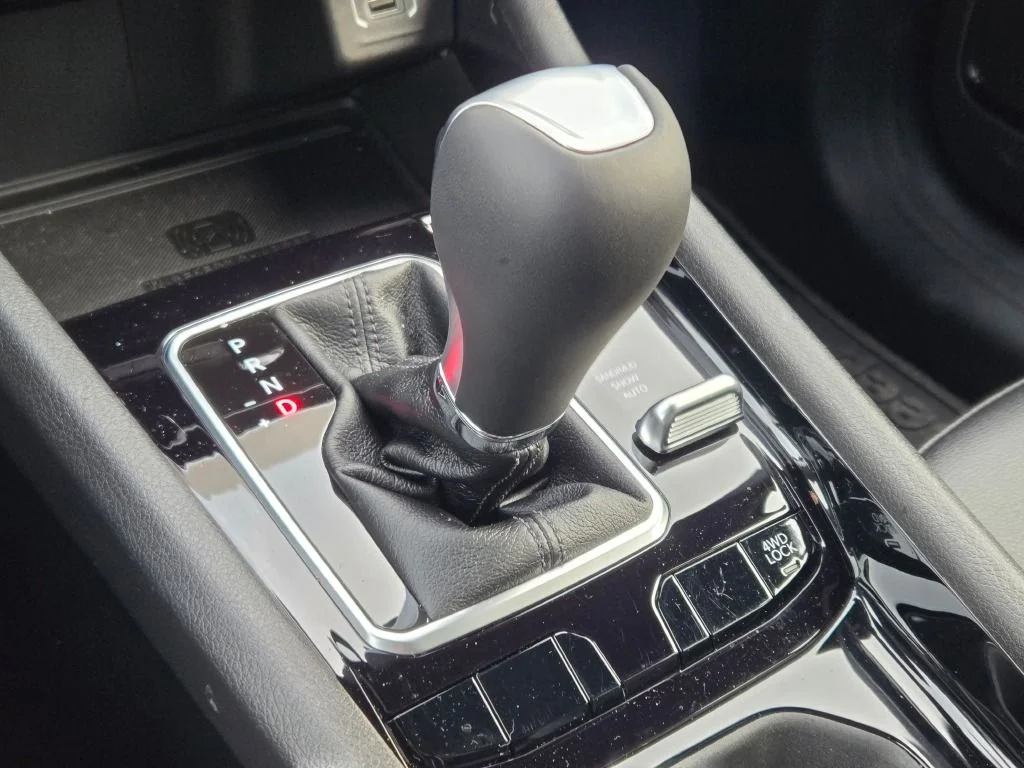 New 2026 Diamond Black Crystal Pearlcoat Jeep Latitude image 27