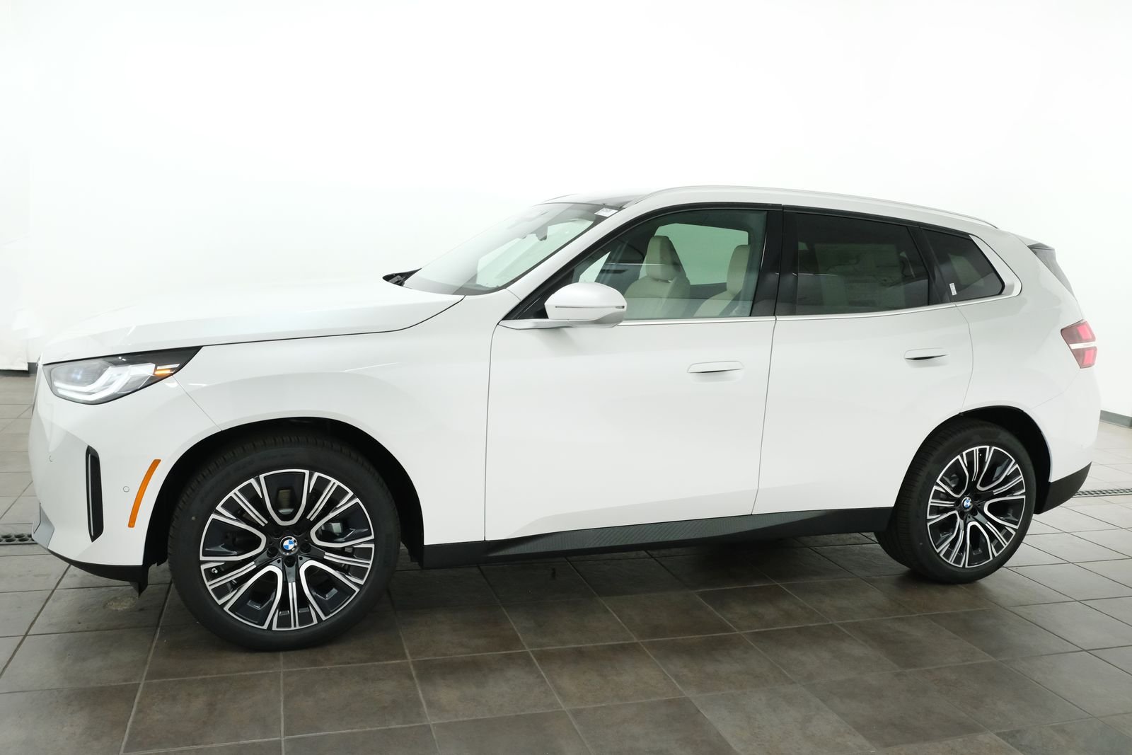 New 2026 Mineral White Metallic BMW 30 xDrive image 2