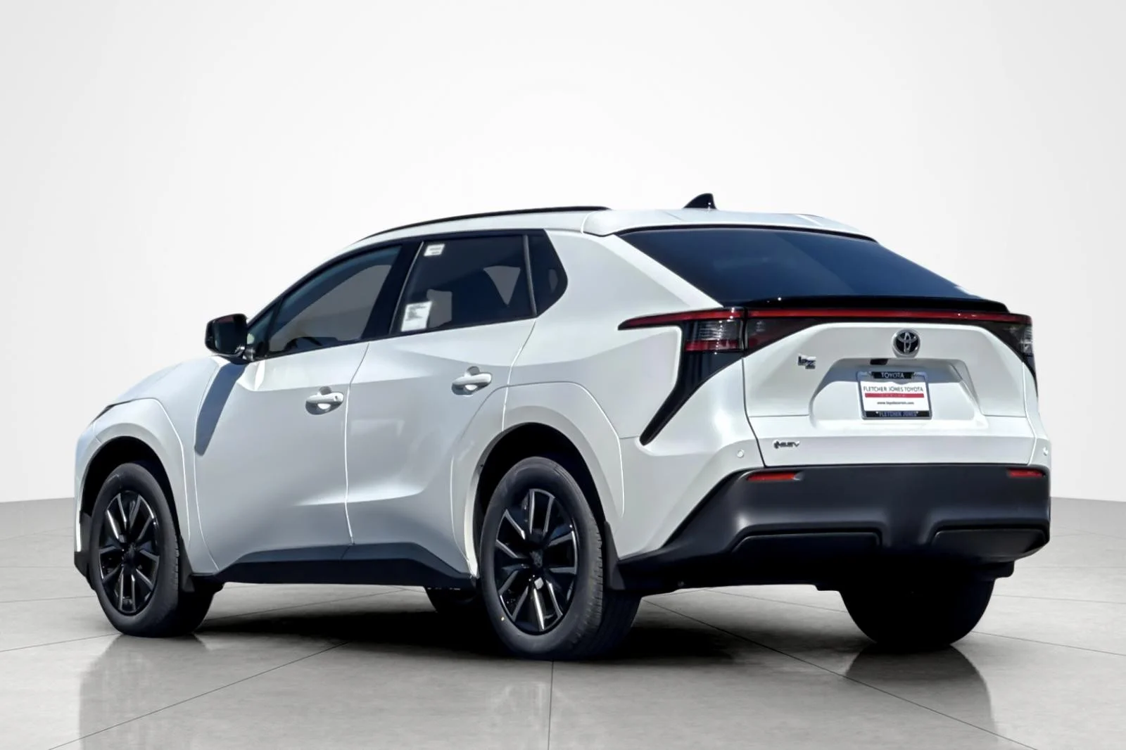 New 2027 Wind Chill Pearl <sup>1</sup> Toyota  XLE image 3