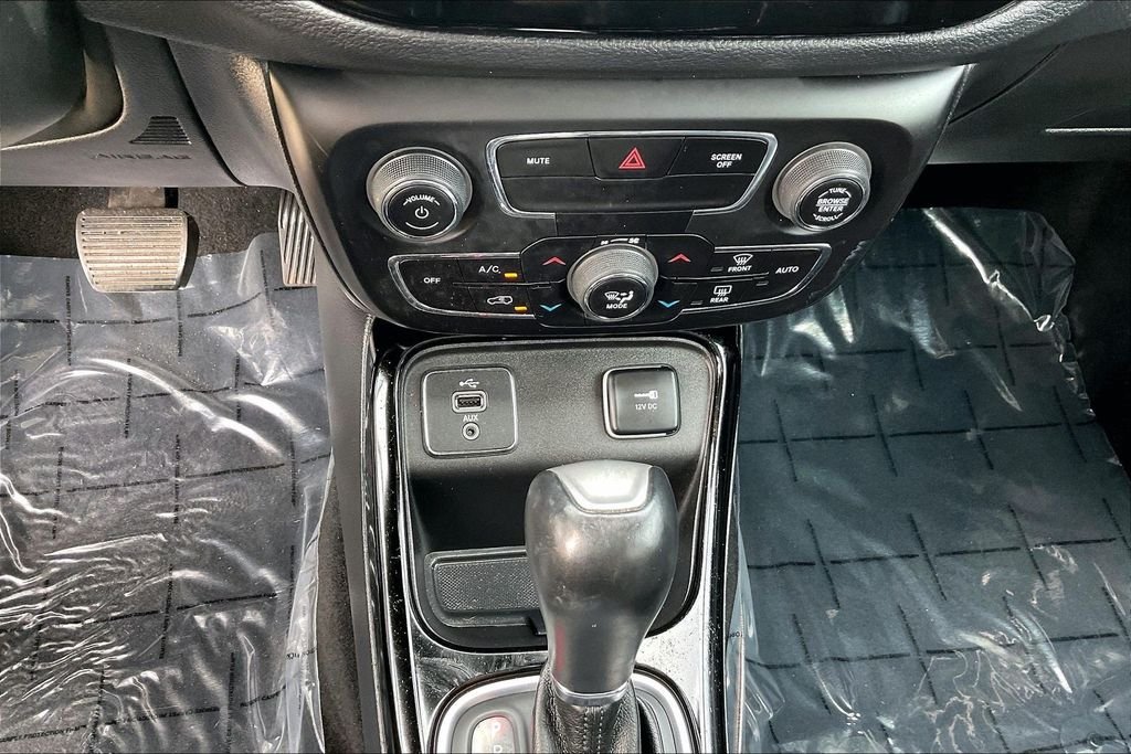 Used 2019 Silver Jeep Latitude image 32