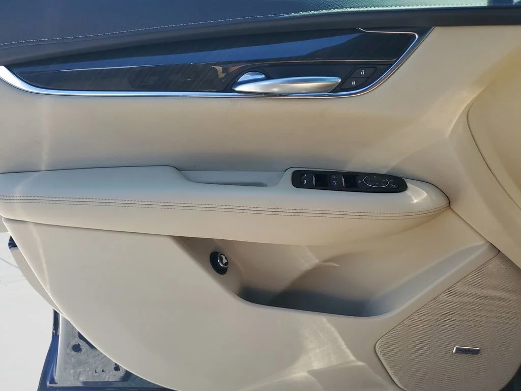 Used 2018 HARBOR BLUE METALLIC Cadillac FWD image 19