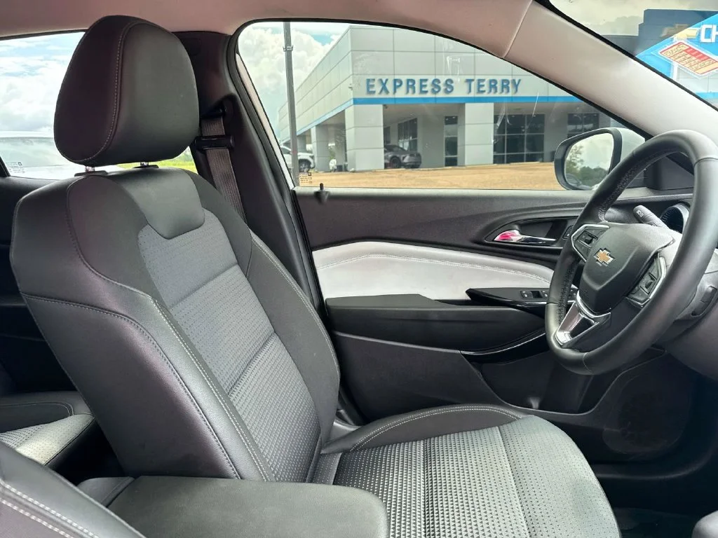 Used 2025 White Chevrolet LT image 15