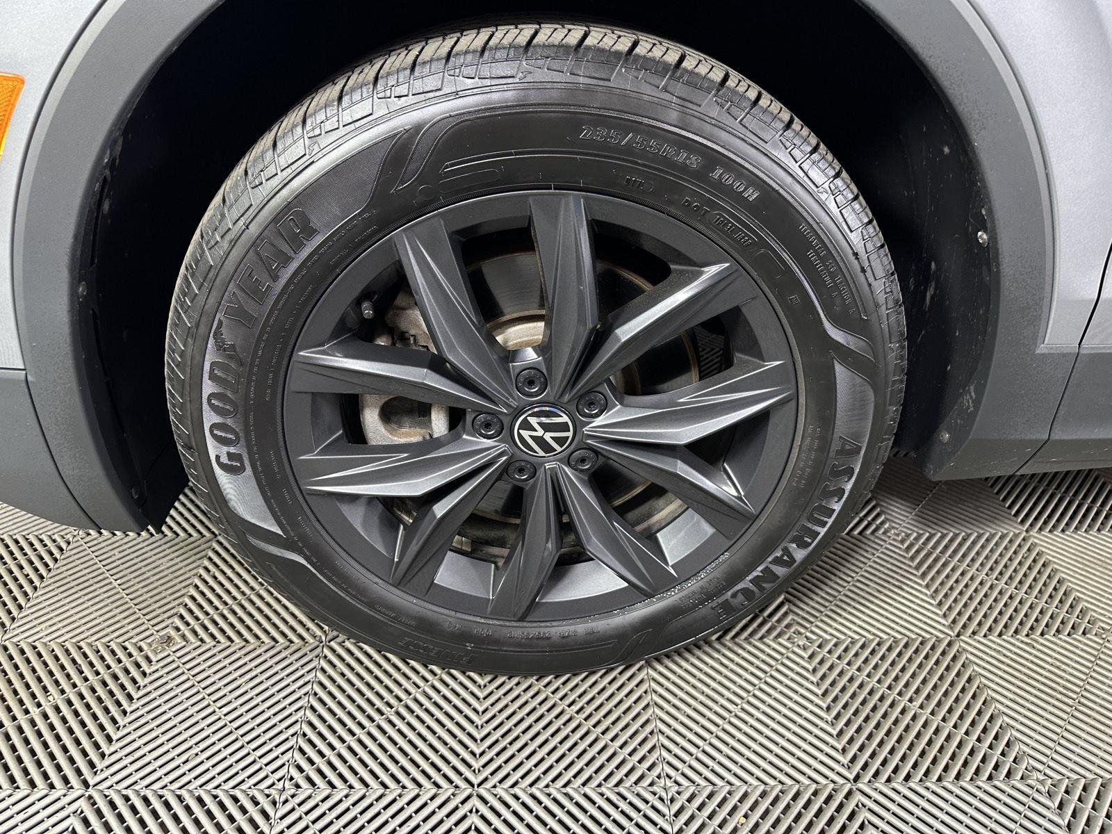 Used 2024 Pyrite Silver Metallic Volkswagen SE image 10