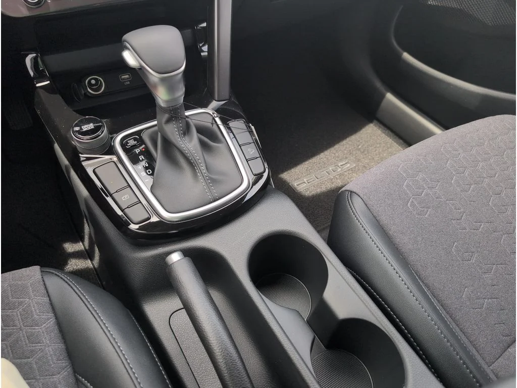 New 2026 Snow White Pearl Kia S image 19