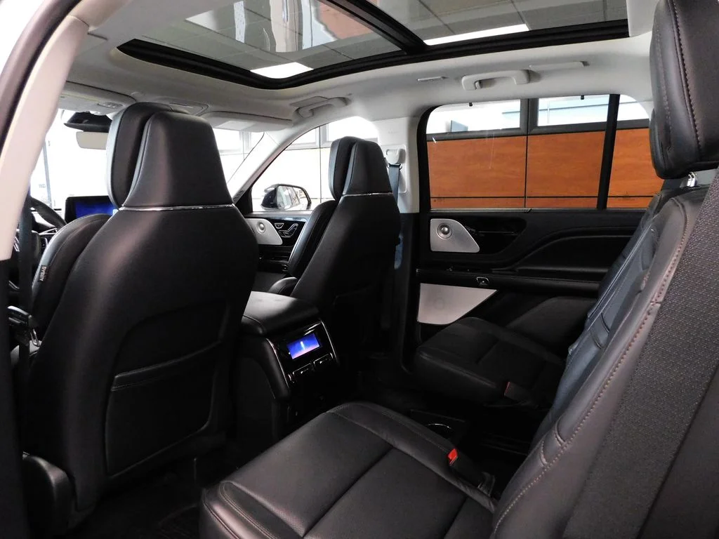 Used 2025 Pristine White Lincoln Reserve image 37