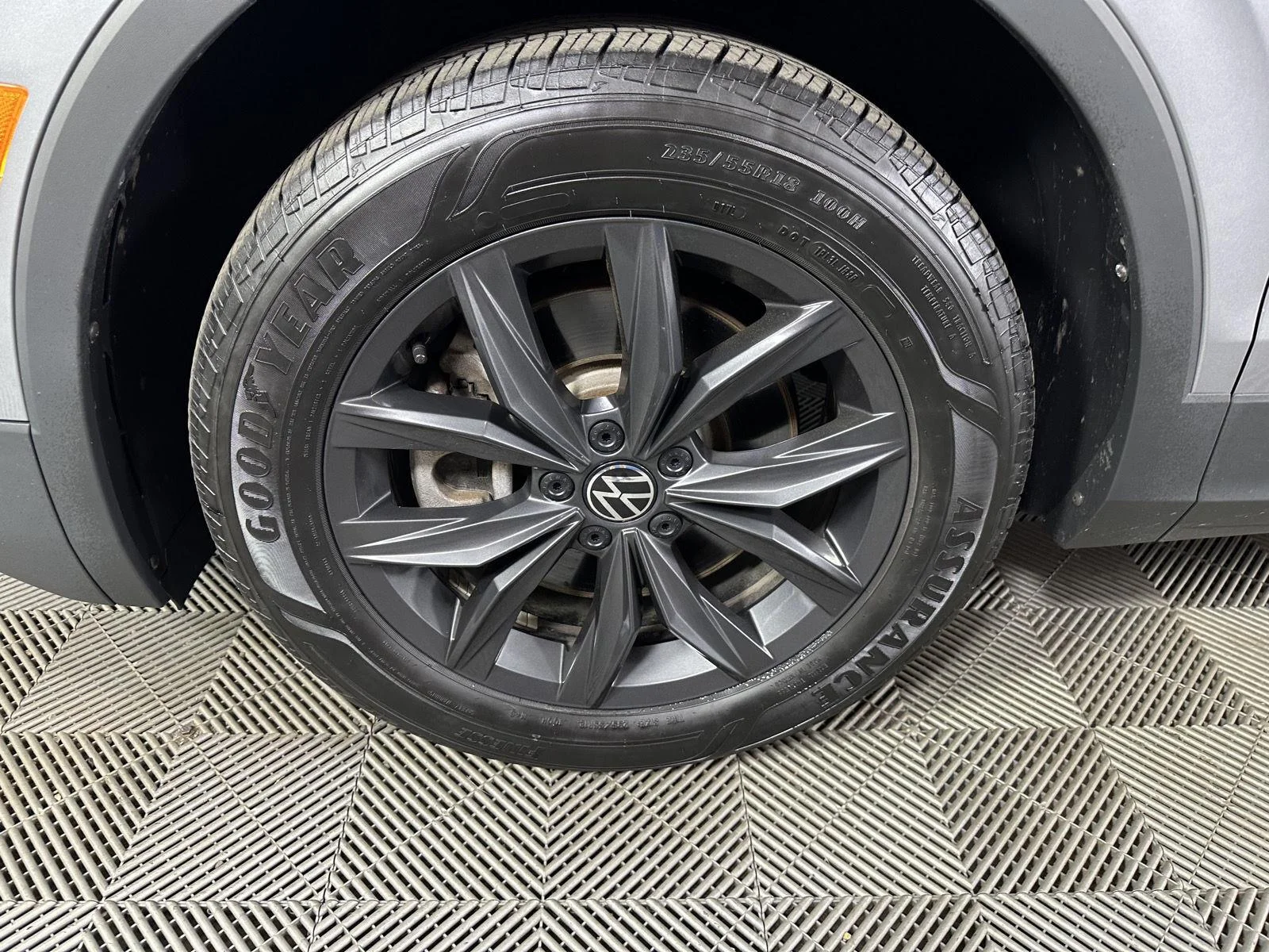 Used 2024 Pyrite Silver Metallic Volkswagen SE image 10