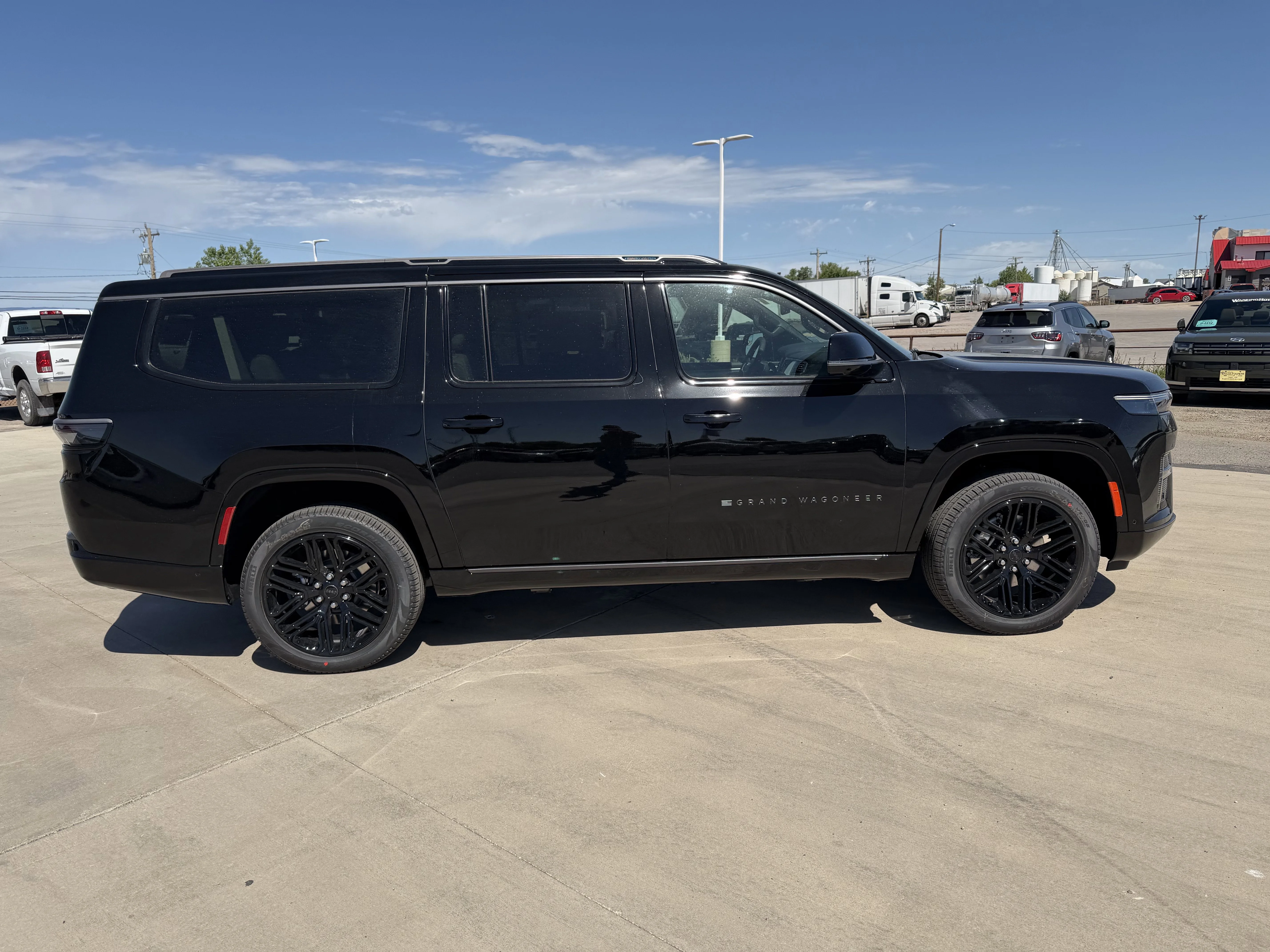 New 2026 High Gloss Black Exterior Paint Jeep Limited Reserve image 2