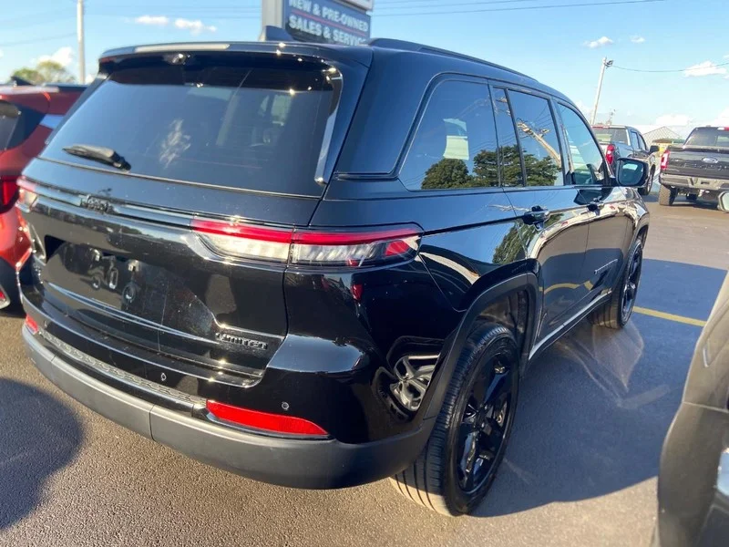 Used 2024 Diamond Black Crystal Pearlcoat Jeep Limited image 5