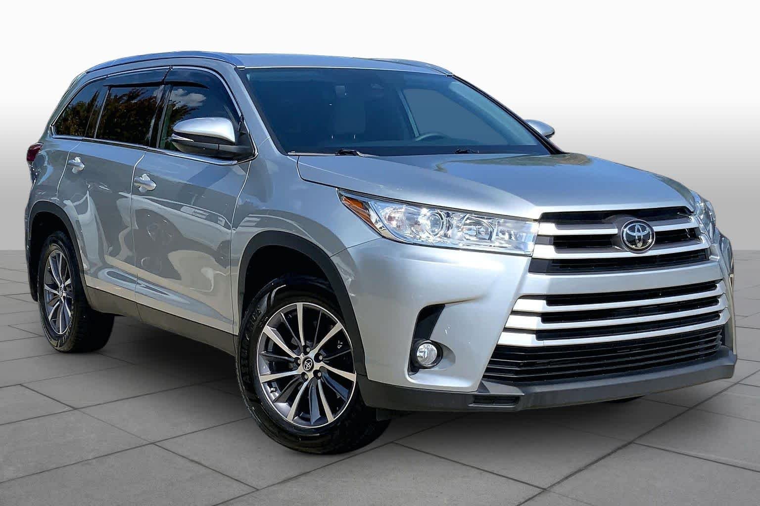 Used 2019 Celestial Silver Metallic Toyota XLE image 3