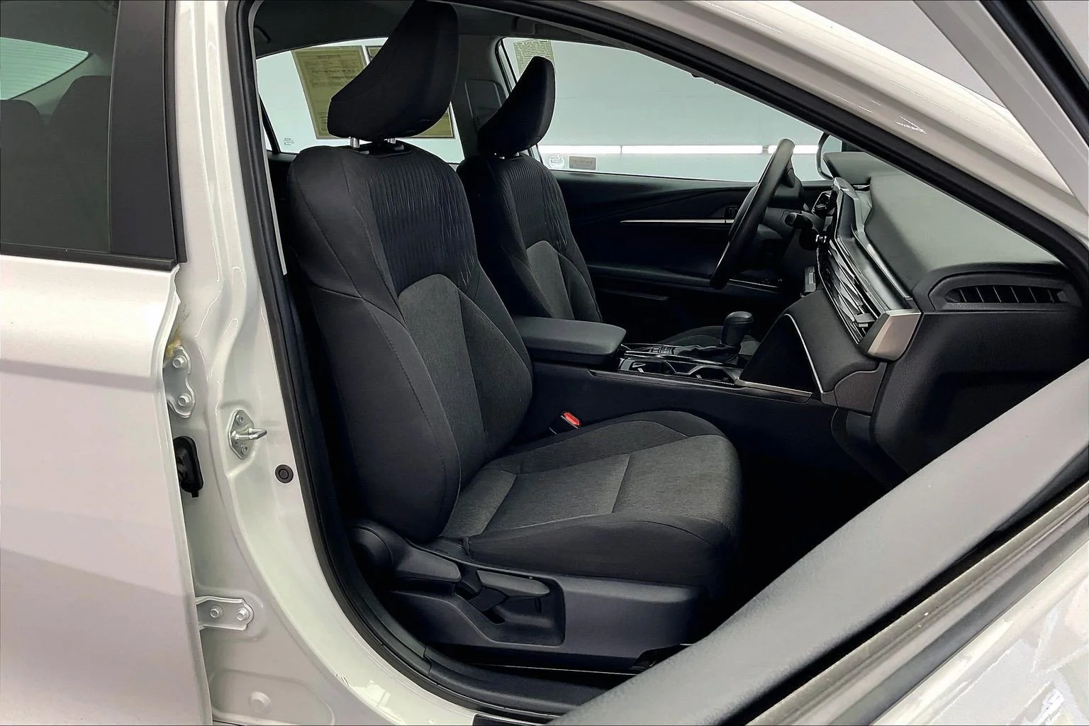 Used 2025 Ice Cap Toyota LE image 6