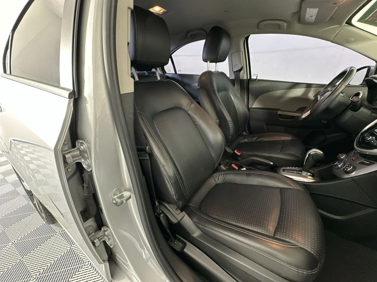 Used 2019 Silver Chevrolet Premier image 27