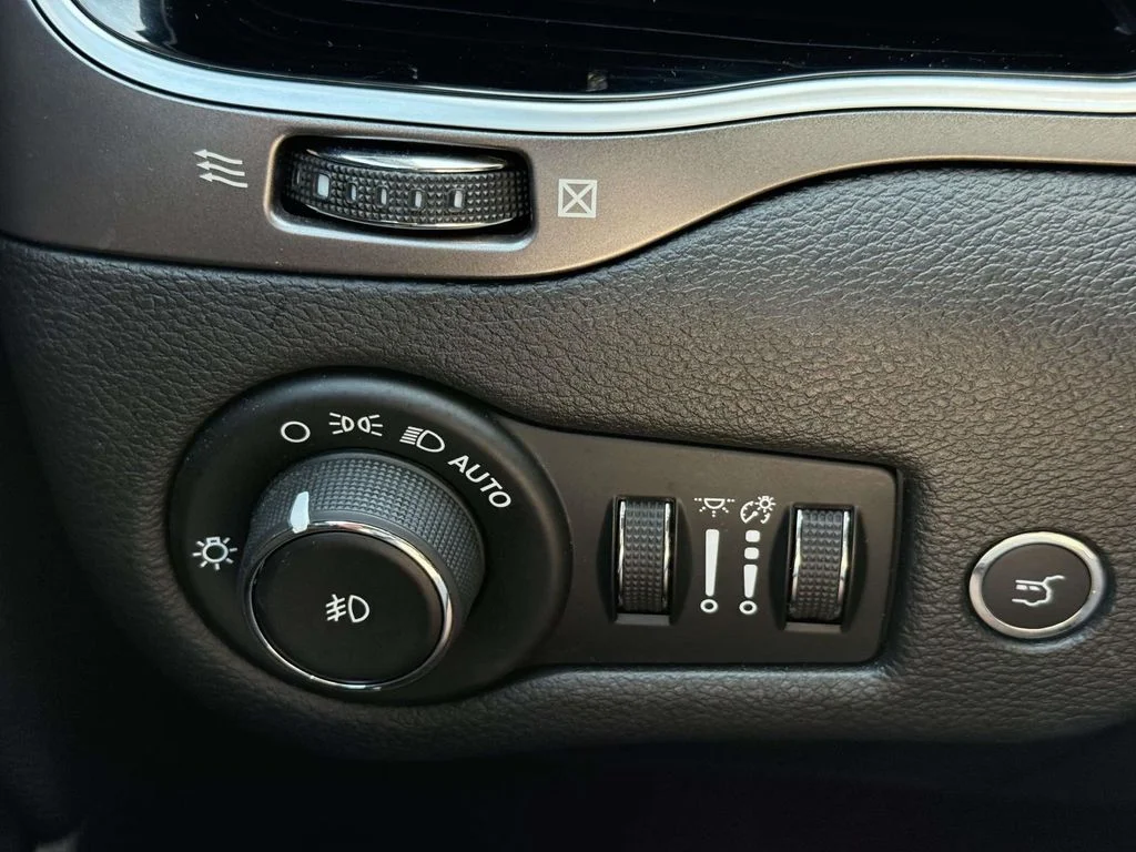 Used 2019 Black Jeep Limited image 28