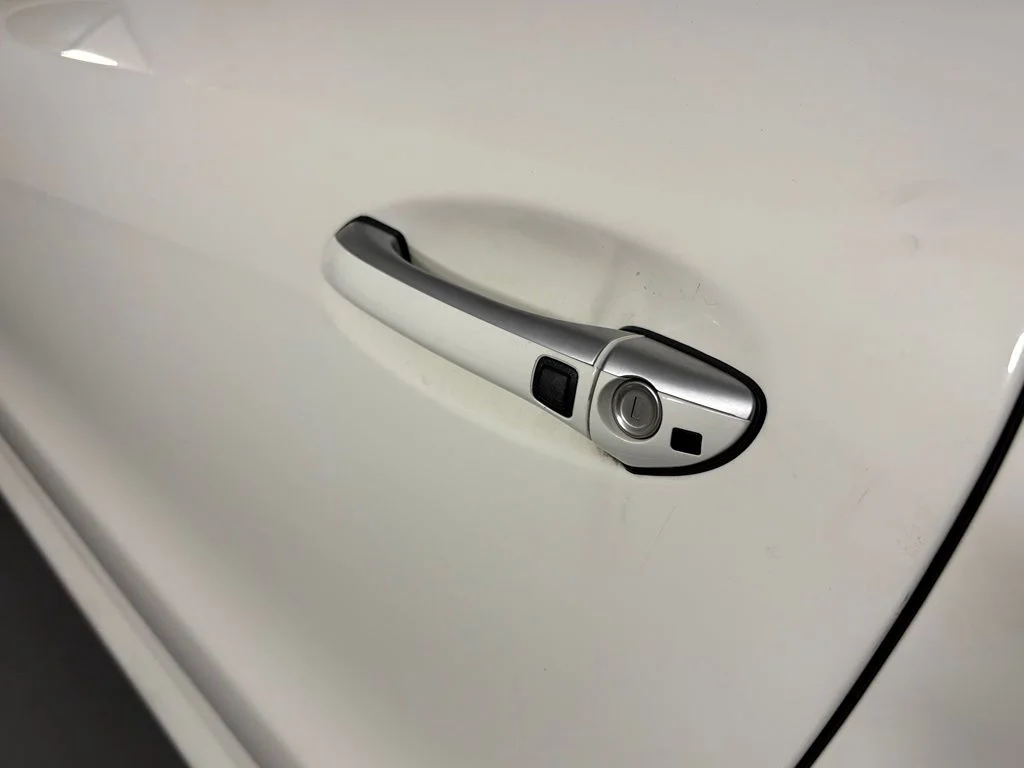 Used 2009 Diamond White Metallic Mercedes-Benz SL 550 image 12
