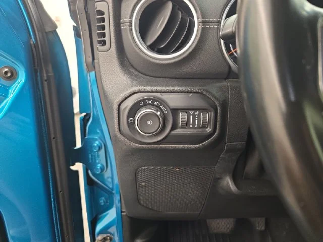 Used 2020 Bikini Pearlcoat Jeep Unlimited Sahara image 32