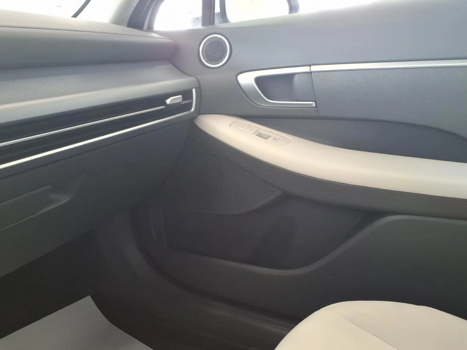 Used 2025 Serenity White Hyundai SE image 26