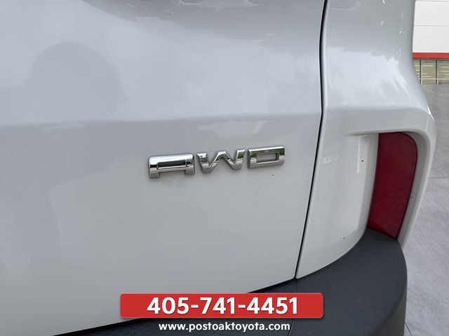 Used 2022 White Ford SE image 9
