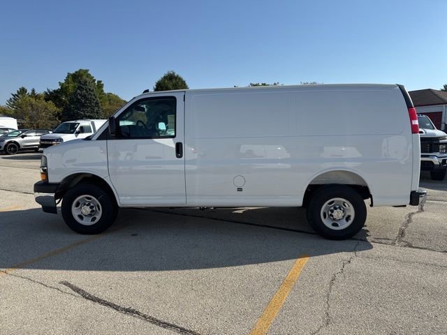 New 2025 Summit White Chevrolet WT image 2