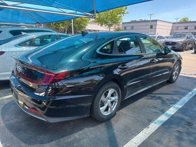 Used 2023 Onyx Black Hyundai SE image 9