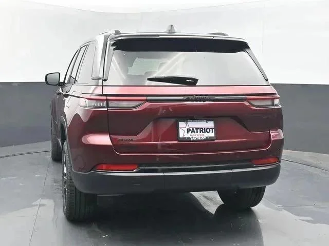 New 2025 Velvet Red Pearl-Coat Exterior Paint Jeep Limited image 4