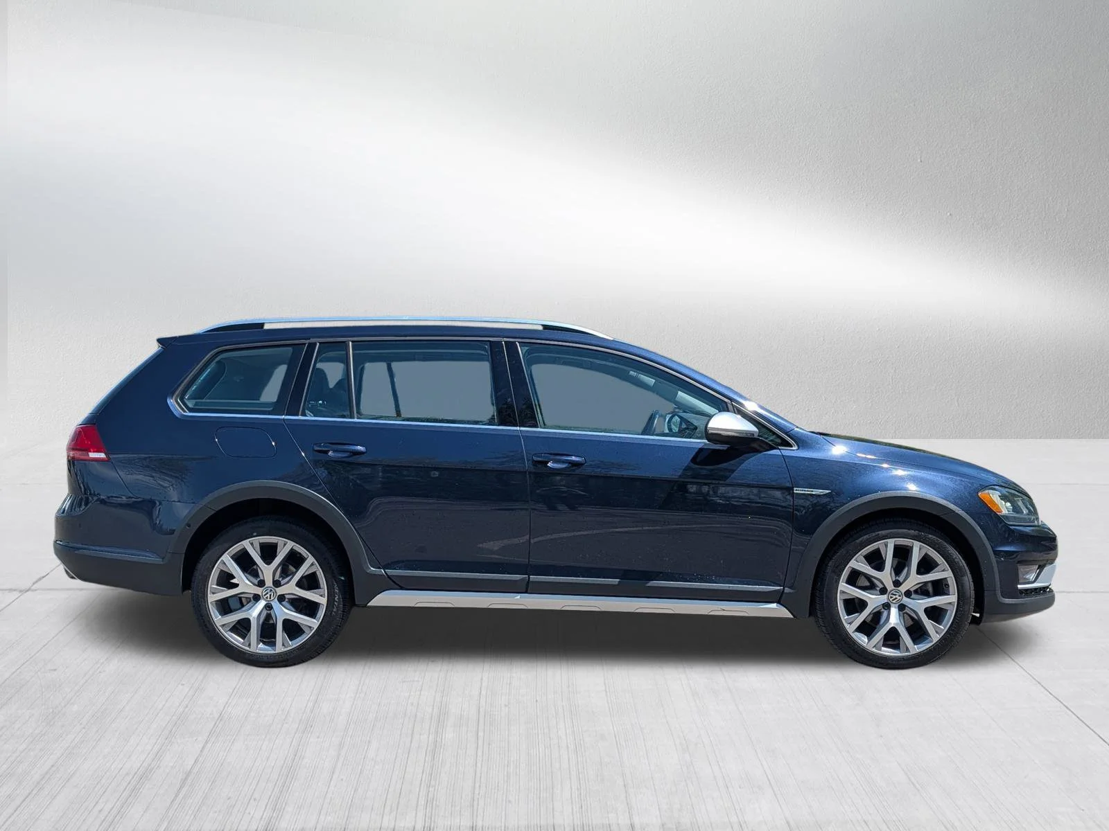 Used 2017 Night Blue Metallic Volkswagen SEL image 8