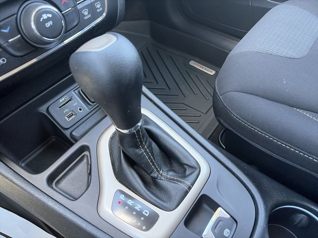 Used 2016 Bright White Clearcoat Jeep Latitude image 26