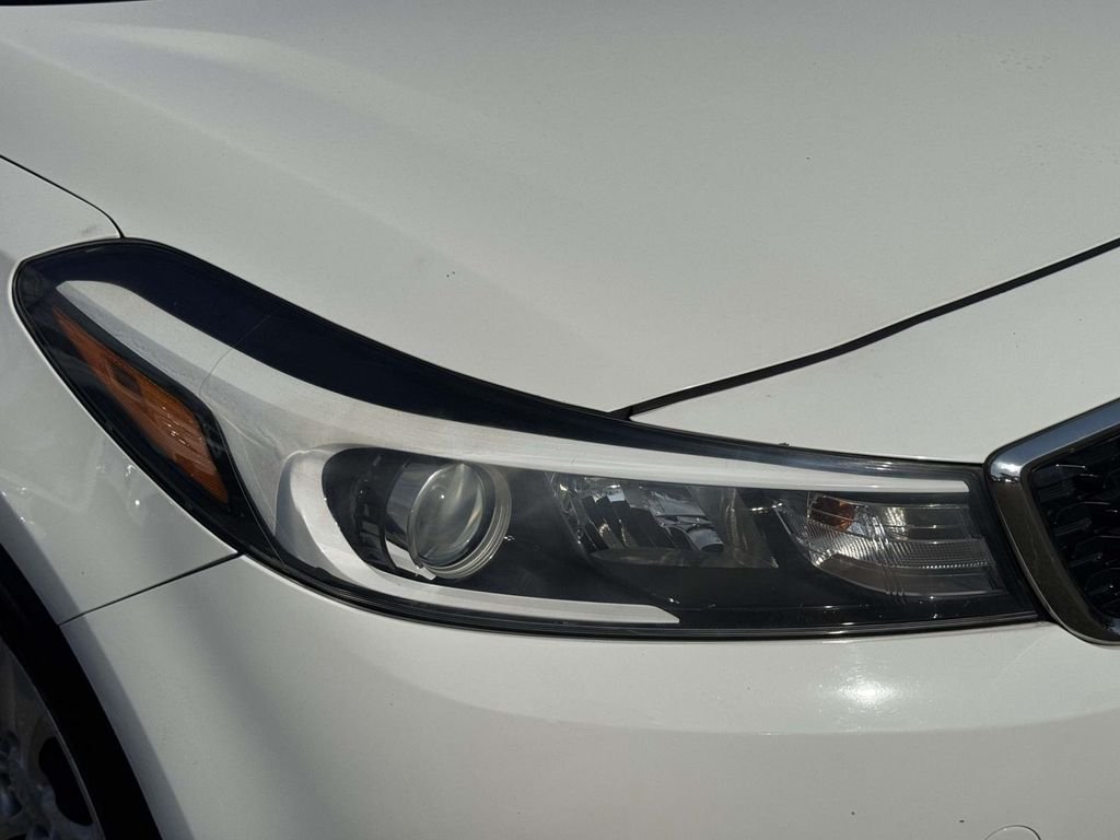 Used 2017 White Kia LX image 9