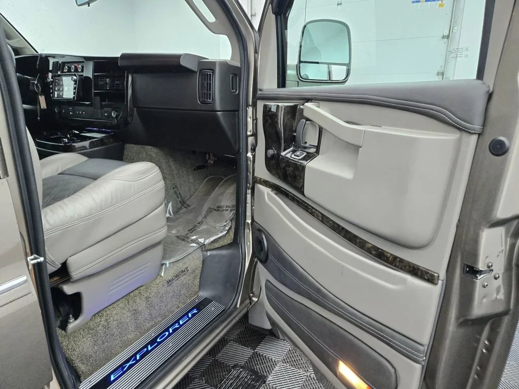 2023 GMC Savana Cargo Work Van - Photo 30