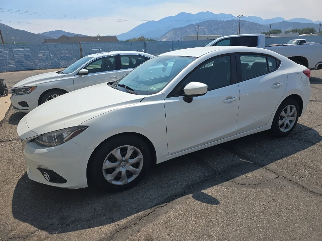 Used 2016 Snowflake White Pearl Mica Mazda i Sport image 4