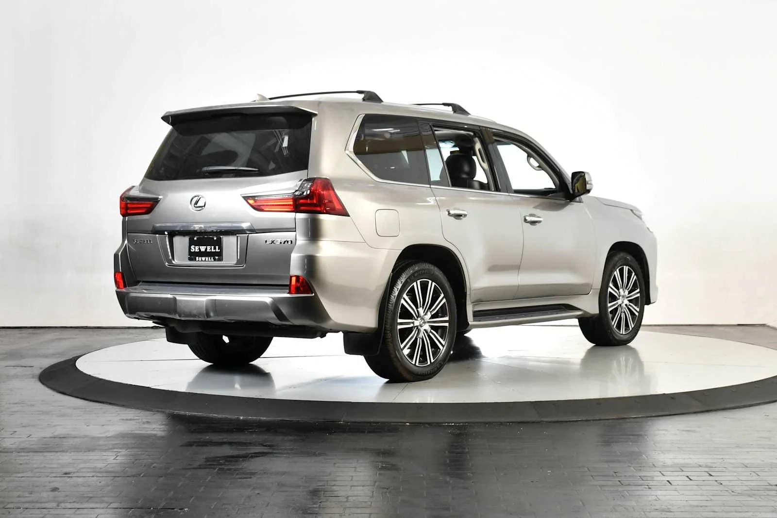 Used 2018 Atomic Silver Lexus  image 7