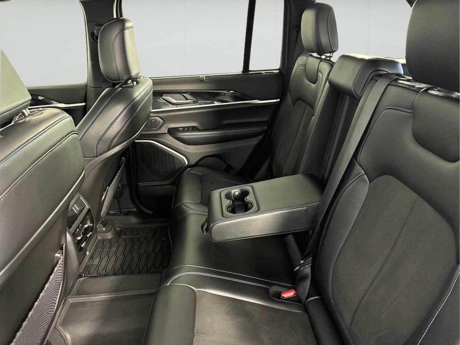 Used 2023 Silver Zynith Jeep Trailhawk image 23