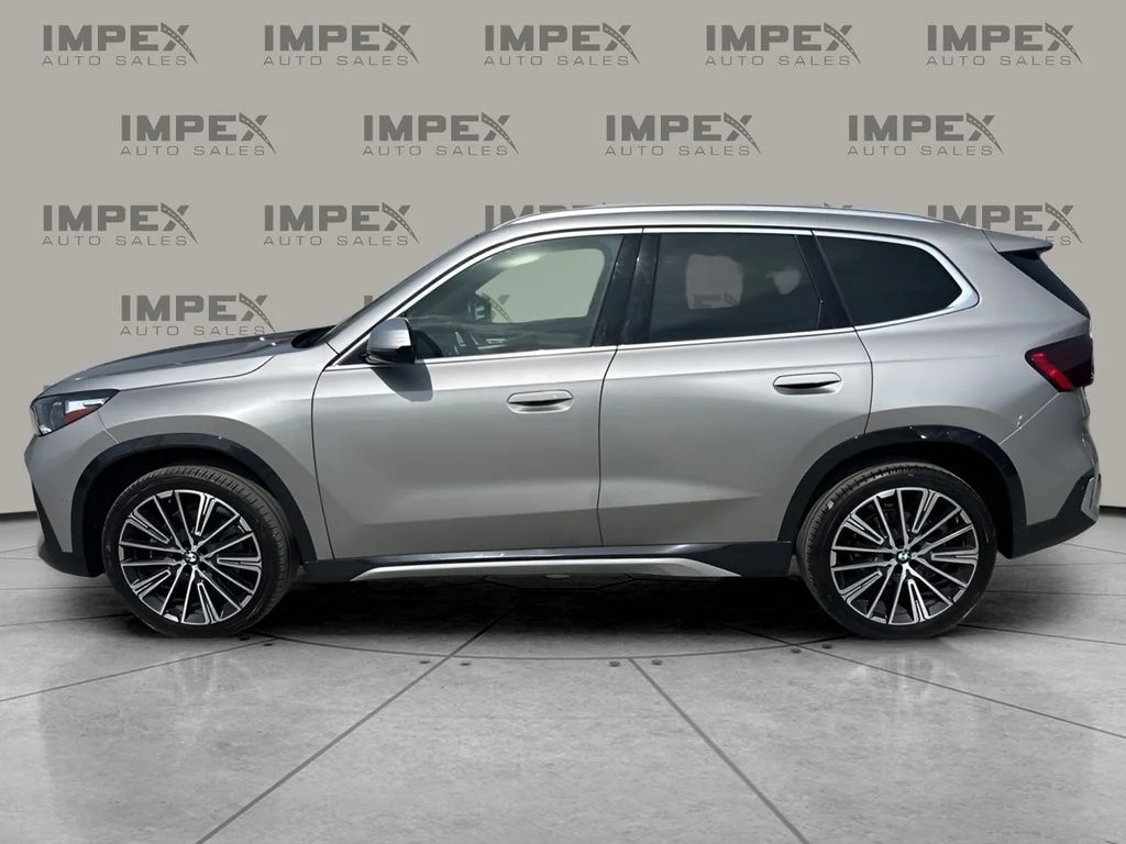 Used 2023 Silver BMW xDrive28i image 2