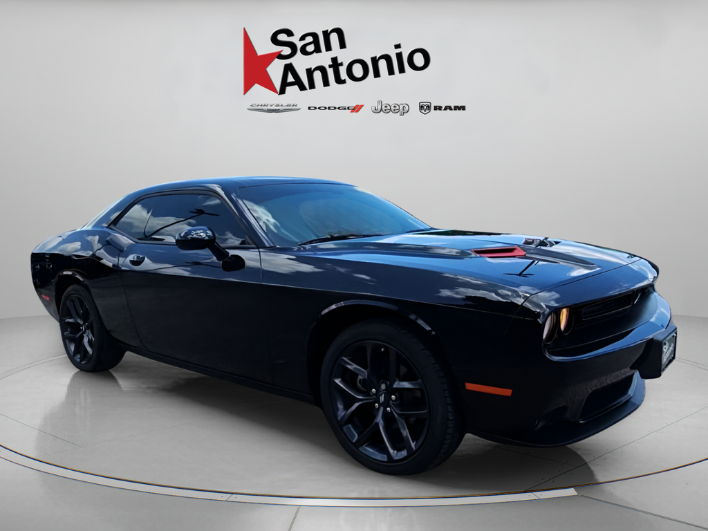 Used 2023 Black Dodge SXT image 1