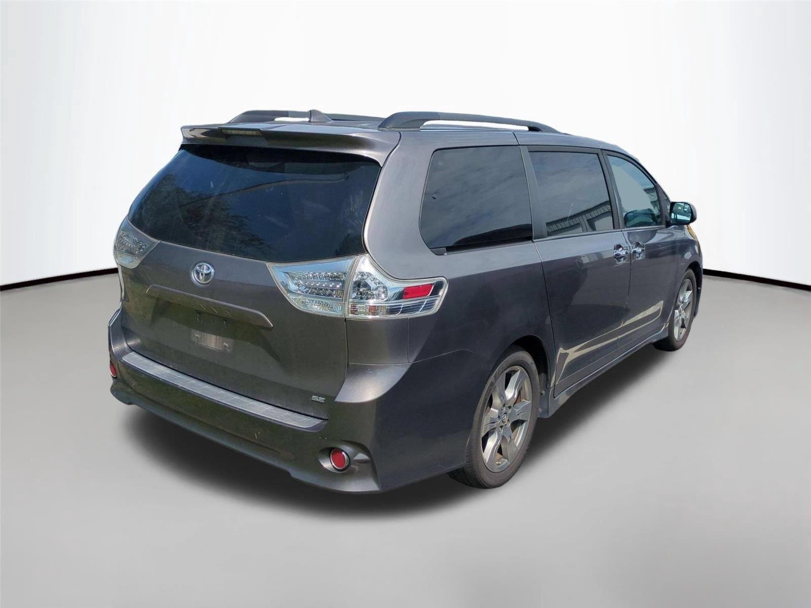 Used 2018  Toyota SE image 4