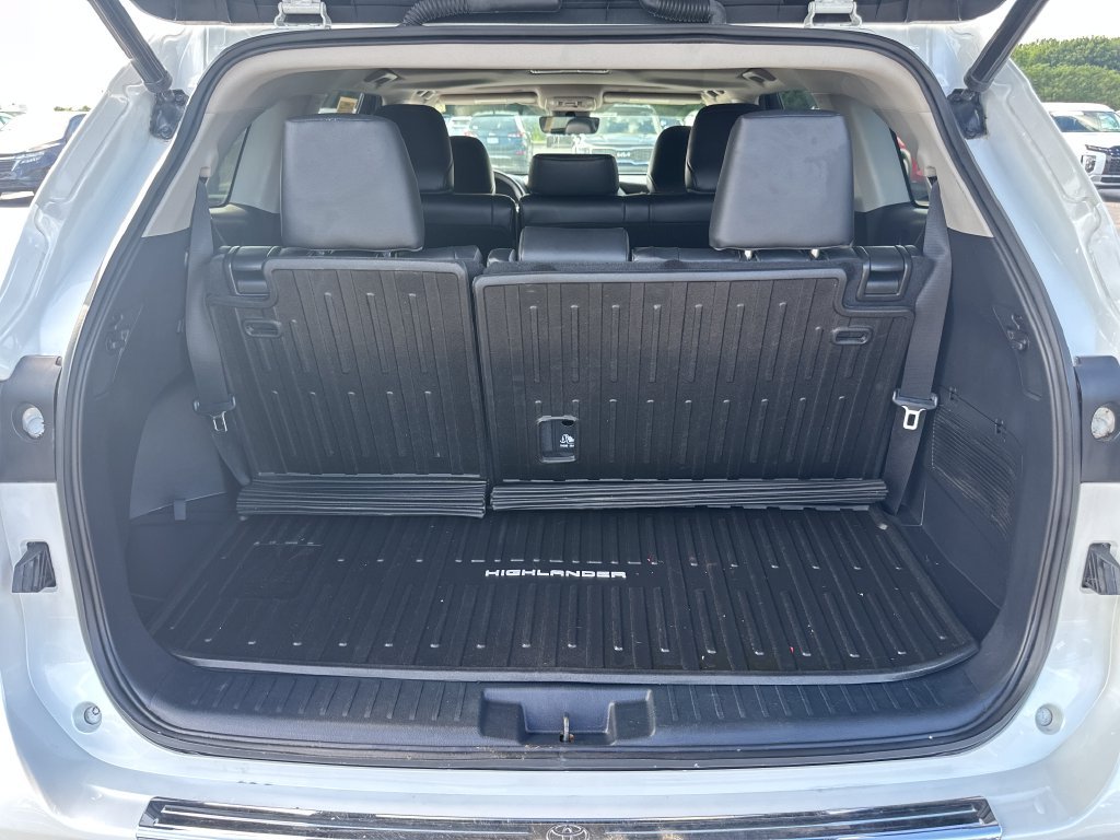 Used 2023 Beige Toyota XLE image 9