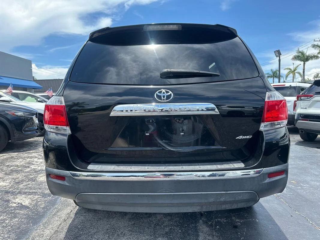 Used 2011  Toyota Base V6 image 6