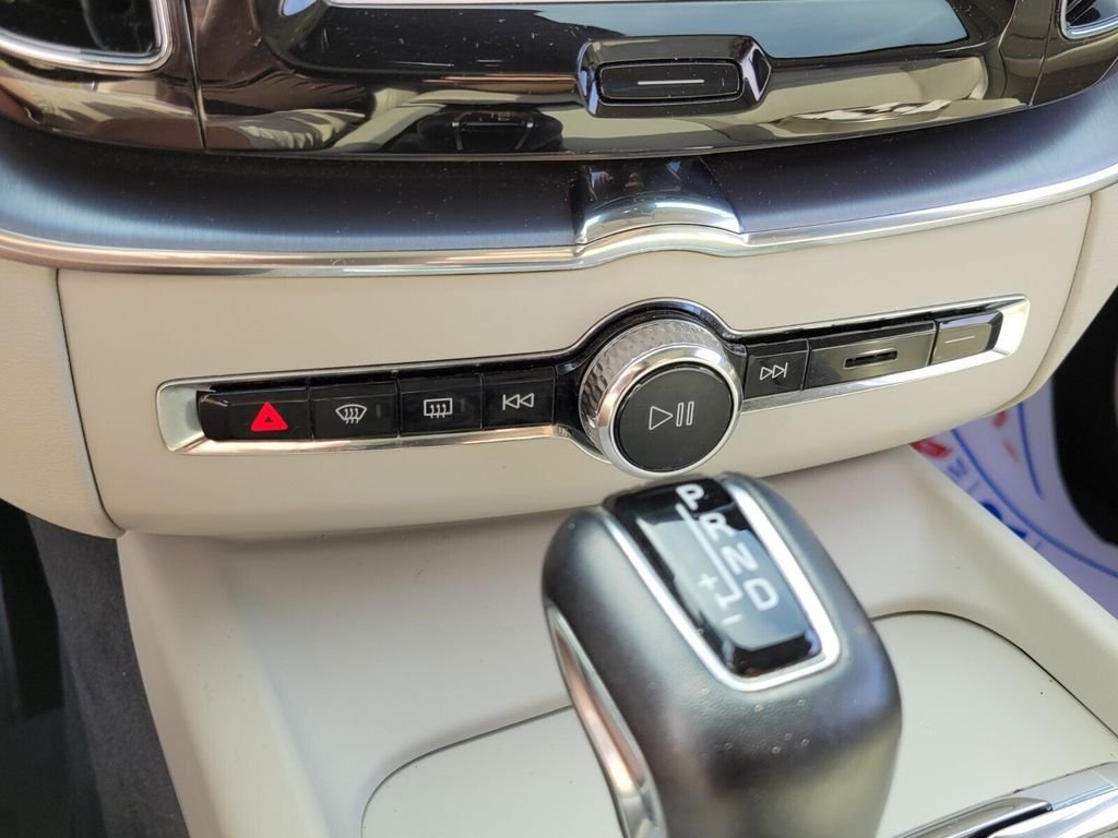 Used 2020 White Volvo T6 Momentum image 22