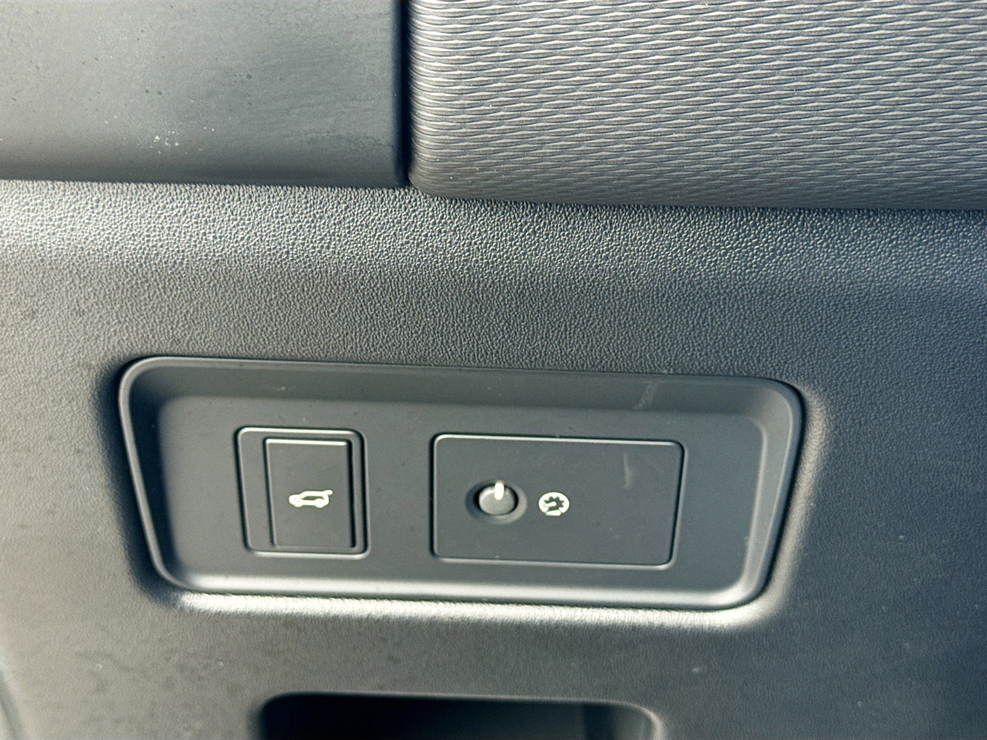 Certified Used 2025 Silver Land Rover Dynamic SE image 37
