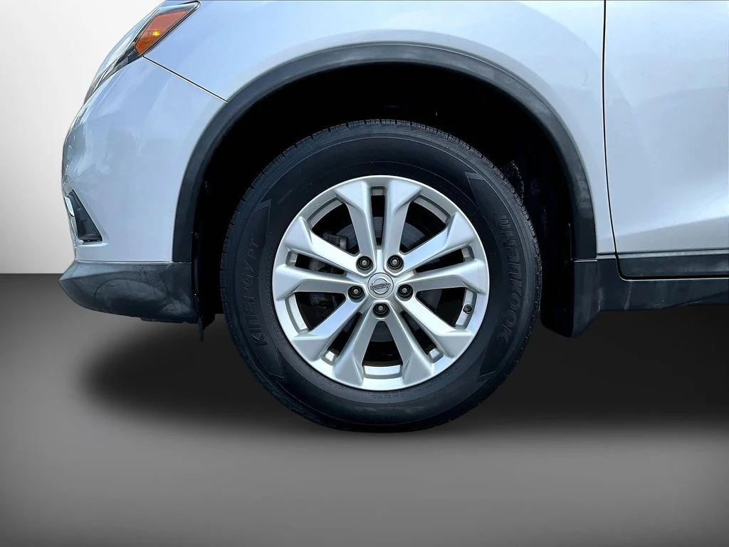 Used 2016 Brilliant Silver Nissan SV image 33