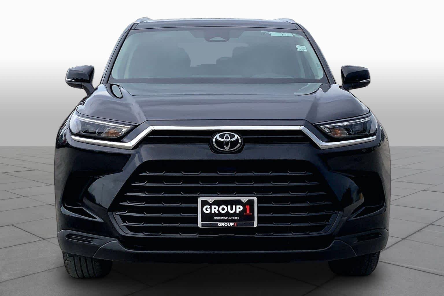 Used 2025 Midnight Black Metallic Toyota XLE image 4